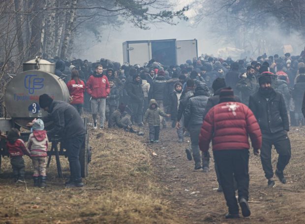 Ucraina mobilizează 8.500 de militari și polițiști la granița cu Belarus pe fondul crizei migranților
