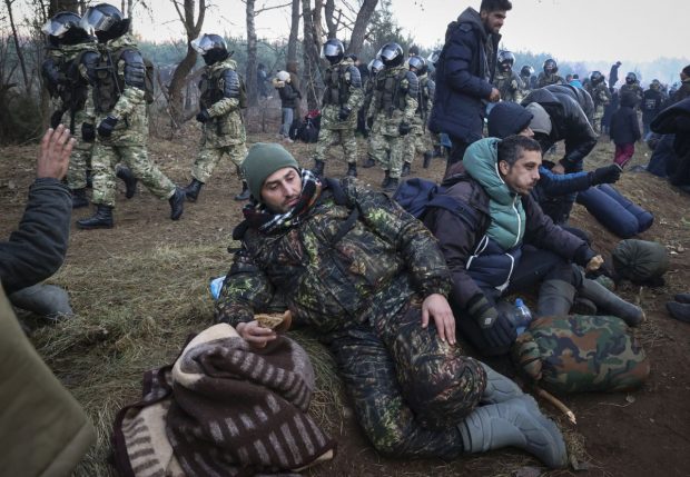 Bătuți, electrocutați și împinși dintr-o parte în alta a frontierei: soarta migranților blocați la granița Belarusului cu UE