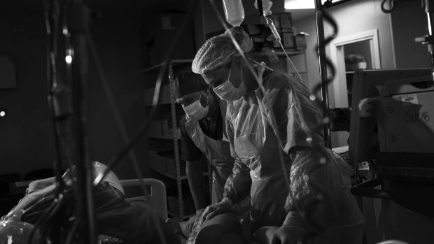 Fotograful din spatele celei mai noi campanii provaccinare: „Am văzut un pacient de vârsta mea. Era intubat. Am înghețat”