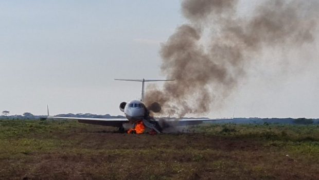 Un avion plin cu droguri a fost incendiat de poliție, după ce a fost abandonat pe un câmp din Guatemala