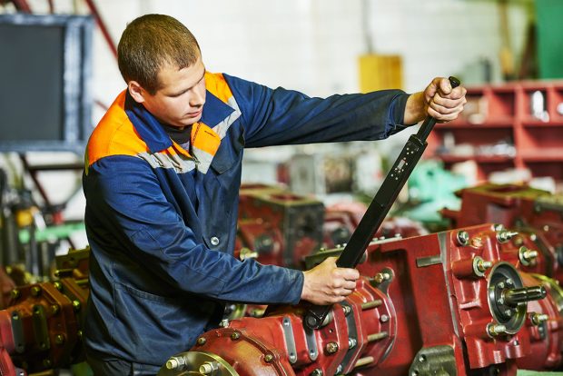 Joburile din industrie cu cele mai mari și cele mai mici salarii. Peste 4.000 de oferte de muncă în acest domeniu