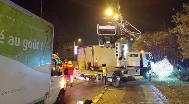 Doi muncitori au căzut de pe platformă în timp ce împodobeau un brad, în Suceava