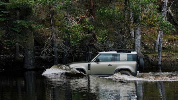 Cumpărătorii optează tot mai mult pentru mașini personalizate – Land Rover Defender răspunde provocărilor