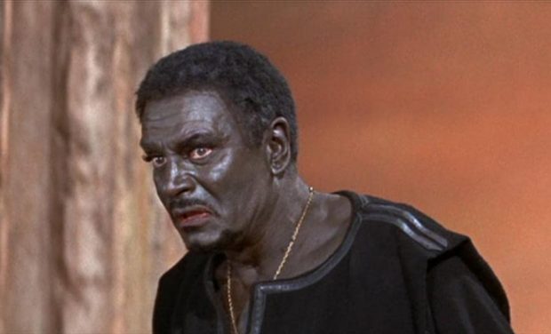 Un celebru profesor american universitar de muzică a demisionat după ce a fost acuzat că a pus la clasă un film din 1965, în care Othello era vopsit pe față