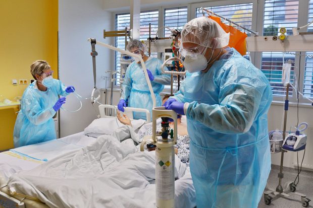 Mărturia unei paciente operate de cardiologul Tesloianu: „M-a operat de șapte ori. Nu stăteau aparatele”