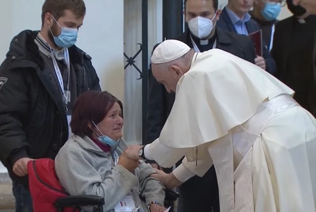 VIDEO / Româncă în lacrimi în fața Papei Francisc. Suveranul Pontif, impresionat de povestea Marianei