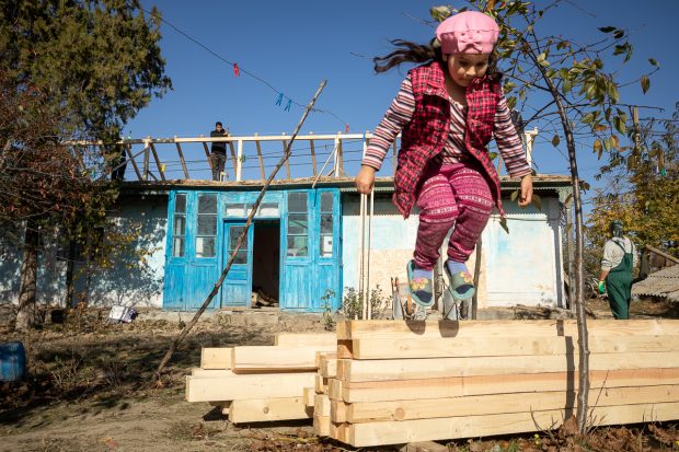 REPORTAJ. Şantierele părintelui Balaban. Preotul care munceşte ca salahor pentru a repara casa unui copil