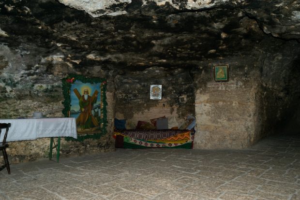 Mii de oameni și cozi kilometrice de mașini la pelerinajul de la Peștera Sfântului Andrei