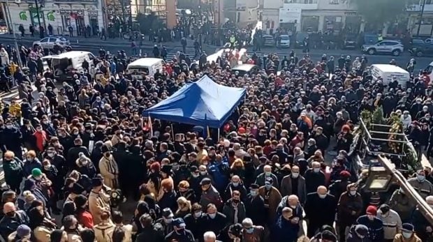 Petrică Mîțu Stoian a fost înmormântat. Mii de oameni l-au condus pe ultimul drum, în Craiova: „Mîțu, nu pleca, Oltenia nu te va uita”