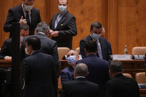 Generalul Ciucă a devenit oficial noul premier, după un vot fără surprize, dar presărat cu atacuri din partea noilor parteneri de la PSD