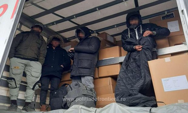 Zece cetăţeni din Afganistan care au încercat să treacă ilegal graniţa, în automarfare, opriți de polițiștii de frontieră