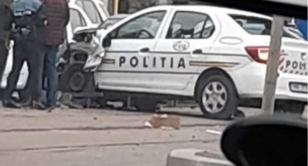Un biciclist de 65 de ani, lovit de o mașină de poliție, în București. Bărbatul a ajuns la spital