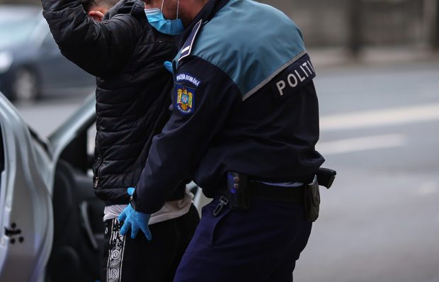 Cum au reușit polițiștii să găsească după 5 ani un bărbat acuzat că a violat și desfigurat o femeie. Între timp, victima a murit
