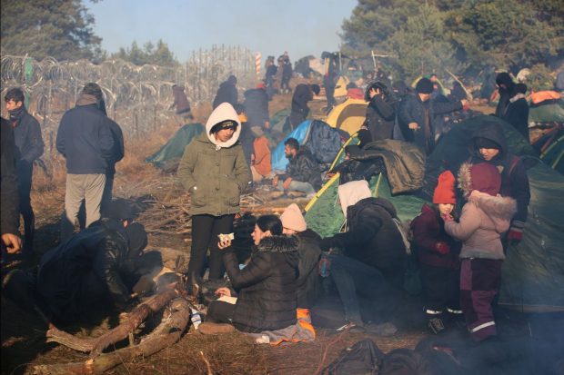 „Sponsorul este Putin”: Polonia acuză Kremlinul pentru criza migranților de la granița cu Belarusul