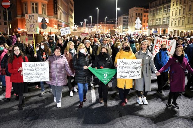 „Mi-e frică să trăiesc în Polonia”: polonezii vor schimbarea legii antiavort, după moartea unei tinere însărcinate în spital