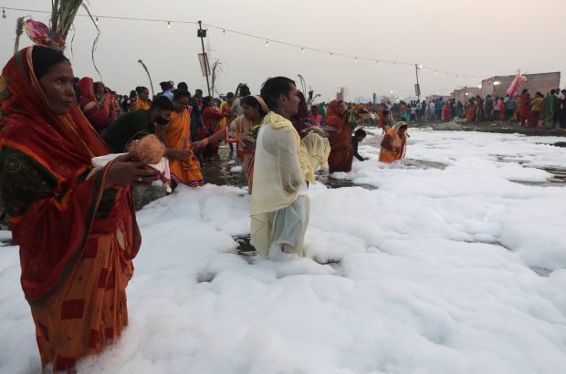 Un râu sacru din India a fost acoperit de o spumă toxică. Hindușii continuă să se scalde în apele lui