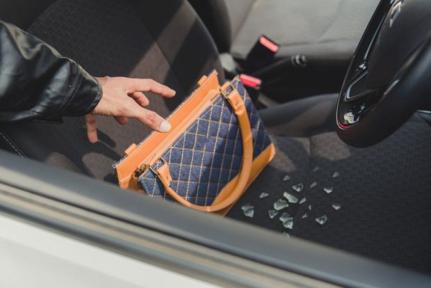 Lucruri pe care să nu le lași niciodată în mașină