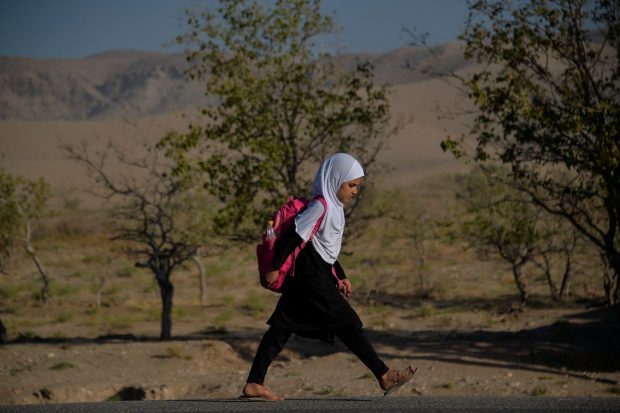 Copile vândute de familiile înfometate, în Afganistan. „A trebuit să o fac. Probabil va trebui să vând și o altă fiică”