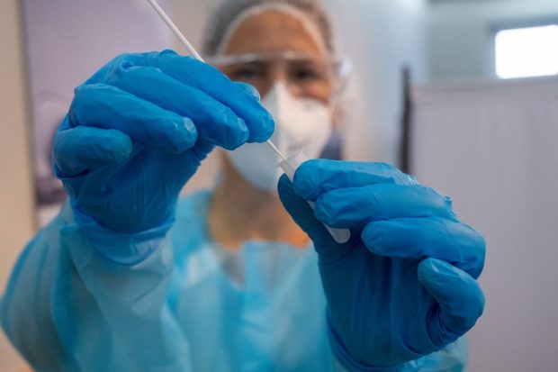 Ce se va întâmpla cu angajații nevaccinați după introducerea certificatului verde la muncă. Varianta discutată de PNL și PSD