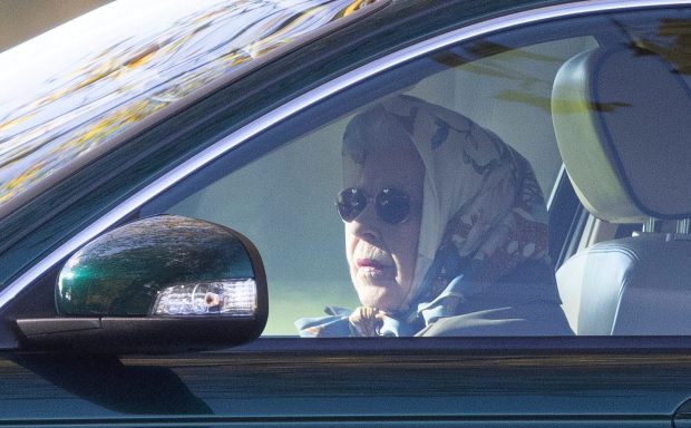 Regina Elisabeta a II-a a Marii Britanii, surprinsă la volan, după ce medicii i-au recomandat două săptămâni de odihnă