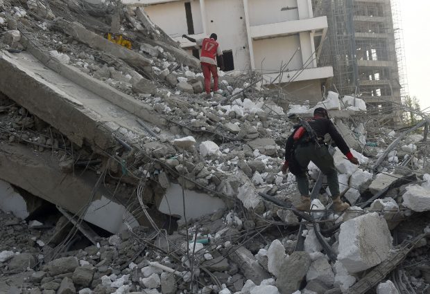 Un bloc de 21 de etaje aflat în construcție s-a prăbușit în Lagos, Nigeria. Peste 100 de muncitori, prinși sub dărâmături