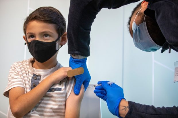 De ce copiii primesc doze mai mici de vaccin anti-COVID decât adulții. Explicațiile experților americani
