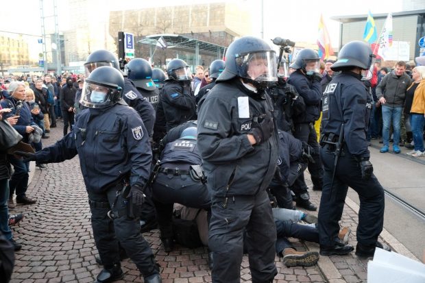 Cel puțin 24 de arestări la Leipzig, după ce manifestanții contra restricțiilor au încercat să rupă cordonul poliției