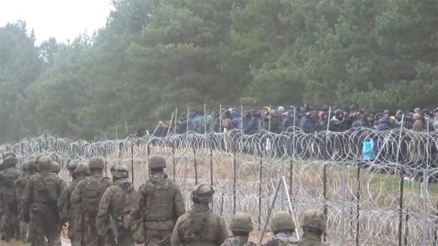 „Incident major”. Polonia acuză Belarusul că a adus sute de migranți la graniță și că încearcă forțarea frontierei UE