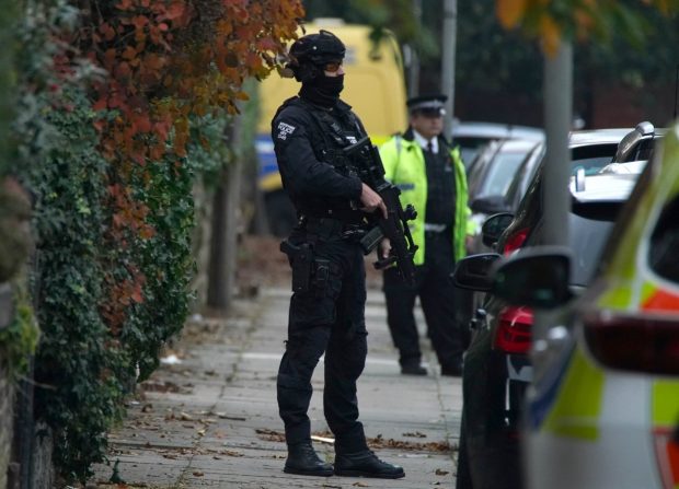 O mașină a explodat în faţa unui spital din Liverpool, iar o persoană a murit. Poliția a arestat trei bărbați