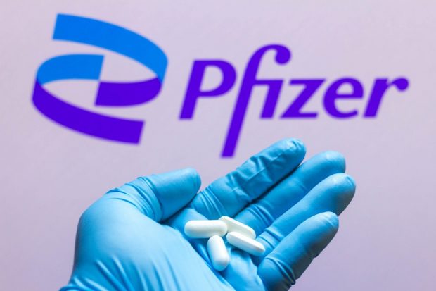 Agenţia Europeană a Medicamentului a aprobat folosirea în caz de urgenţă a pastilei anti-COVID-19 Pfizer. Alte două tratamente, aprobate în Europa