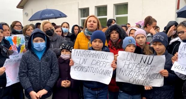 Protest al profesorilor și al părinților la un liceu din județul Suceava, față de condiția vaccinării. „A fost prea în scurt. Noi nu suntem contra vaccinării”