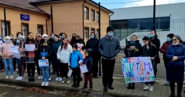 Noi proteste la şcolile din judeţul Suceava, faţă de condiţia certificatului verde: „Vrem să învățăm, nu să hibernăm!”
