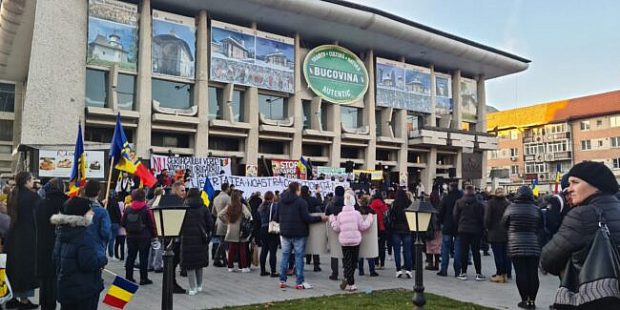 Proteste în București și Suceava împotriva vaccinării și a certificatului verde. Liderul AUR George Simion, îndemnuri la ieșit în stradă