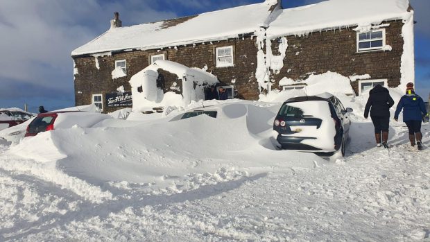 60 de turiști, blocați trei zile de o furtună de zăpadă în pub-ul aflat la cea mai mare altitudine din UK