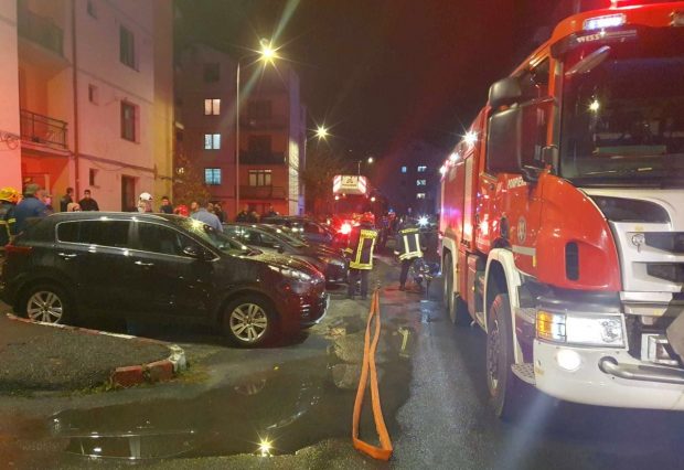 Zeci de locatari ai unui bloc din Săcele, evacuaţi în urma unui incendiu. „Opt persoane au suferit atac de panică”