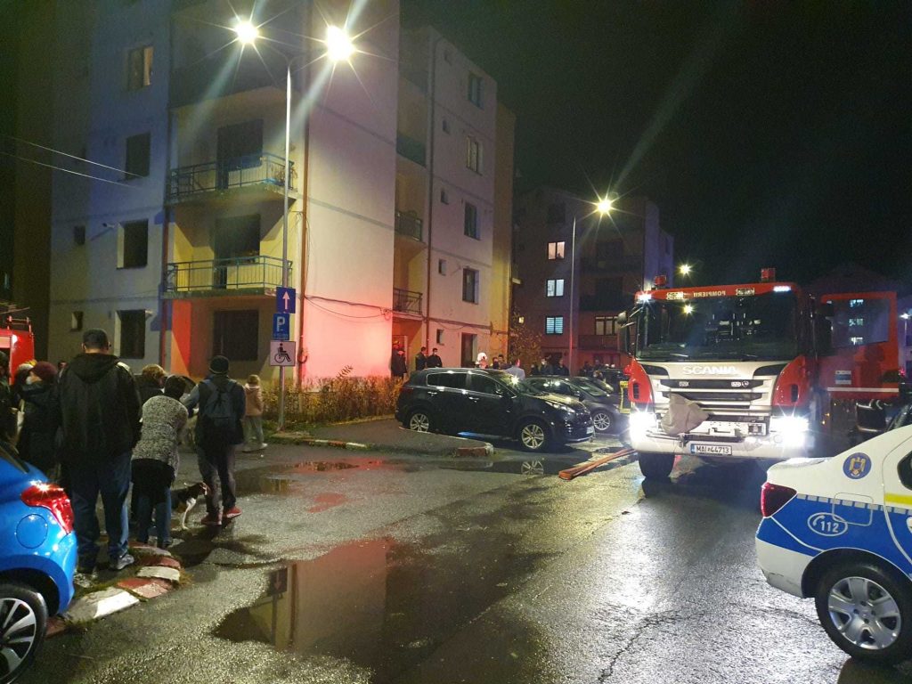 Zeci de locatari ai unui bloc din Săcele, evacuaţi în urma unui incendiu. „Opt persoane au suferit atac de panică”