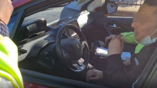 Tânăr din Zalău, prins drogat la volan în timp ce dădea proba practică pentru permisul de condus