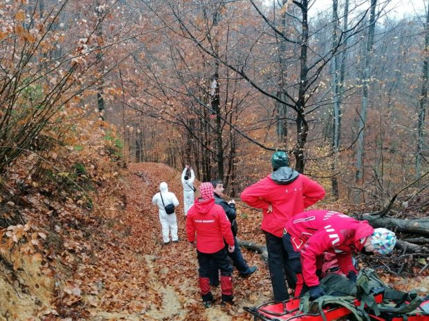 Cadavrul unui bărbat, găsit atârnat de un copac, recuperat de salvamontiști dintr-o pădure greu accesibilă din Maramureș