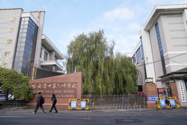 Zeci de elevi, izolați într-o școală din China, după ce un profesor a fost infectat cu COVID