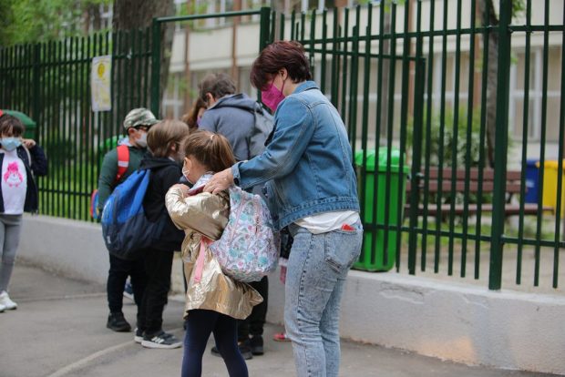 Aproape 70% din școli încep luni cursurile cu prezență fizică