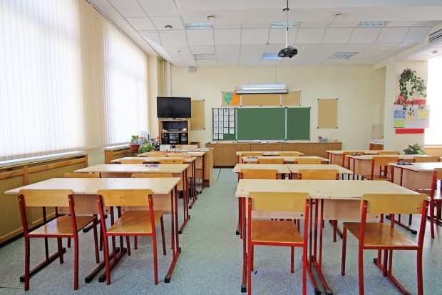 Care sunt județele în care cele mai multe școli rămân în online, deși rata de infectare e de 3 la mie. Ce spune ministrul educației