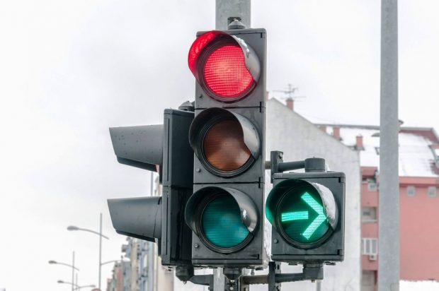 Doi ieșeni, reținuți după ce au furat bateriile unor semafoare dintr-o comună