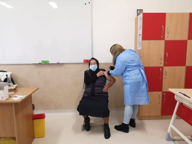 SONDAJ INSCOP. Aproape 37% dintre românii nevaccinați spun că vor să se imunizeze. Câți nu cred că se poate muri de COVID