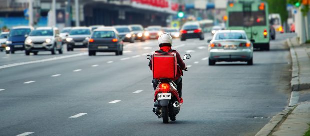 Polițiștii cercetați sunt acuzați că luau inclusiv pizza și porții de mâncare de la curierii pe care-i prindeau în trafic