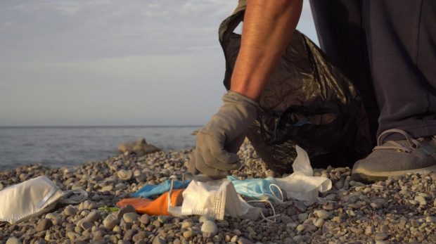 Oceanele lumii, poluate cu 26.000 de tone de plastic provenit din echipamentele de protecție împotriva COVID
