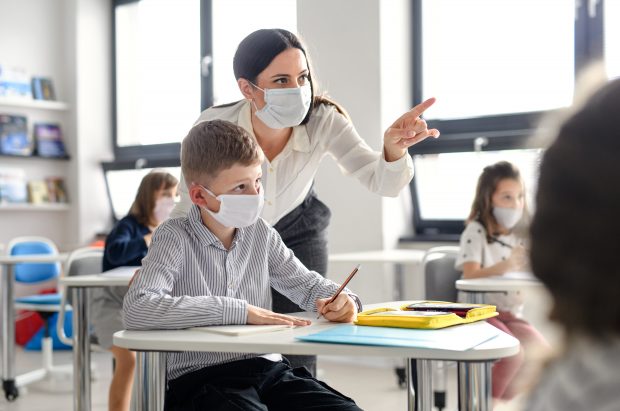 Certificatul verde este obligatoriu pentru profesori, în mai multe țări. Care sunt acestea și cum au reacționat dascălii