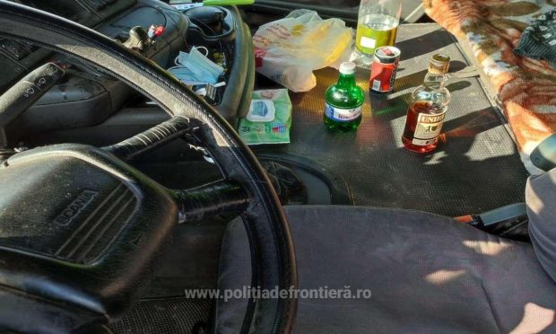 Șofer român de TIR prins când se cinstea singur de ziua lui, în cabină, în mers. Bea coniac cu energizant și bere, la volan