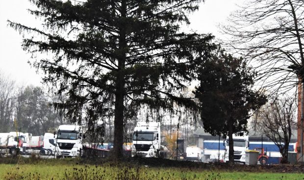 100 de șoferi români de TIR, condiții de muncă îngrozitoare, în Italia. 11 oameni arestați pentru exploatarea camionagiilor