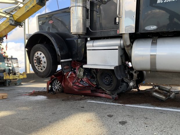 Șoferiță scăpată miraculos nevătămată din mașina strivită sub un camion