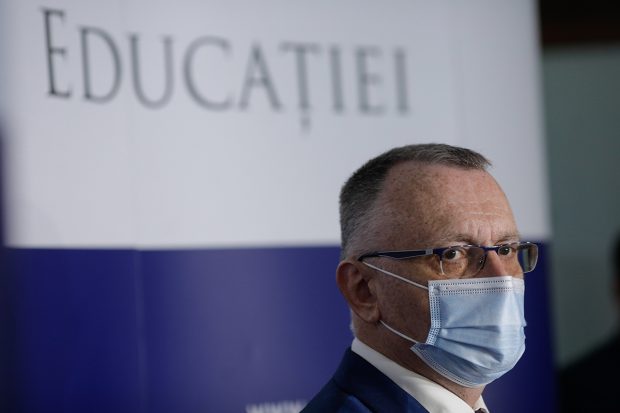 Sorin Cîmpeanu, noi precizări despre bursele de merit: „Dacă va fi cazul, vom revizui criteriile exclusiv pentru clasele a V-a și a IX-a”